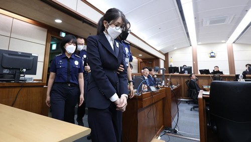 SEOUL, SOUTH KOREA - SEPTEMBER 24: Ex first lady Kim Keon-hee arrives for her first trial hearing on corruption charges at a courtroom of the Seoul Central District Court on September 24, 2025 in Seoul, South Korea. The hearing is take place after special counsel indicted Kim with physical detention on charges of violating the Capital Markets Act, the Political Funds Act and a law on the acceptance of bribes for mediation on Aug. 29. (Photo by Chung Sung-Jun/Getty Images)