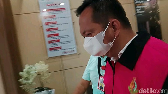 Mantan Kadis Perkimtan Agus Rizal digiring ke mobil tahanan usai ditetapkan tersangka proyek fiktif