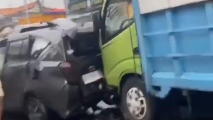 Tabrakan Beruntun Libatkan 4 Kendaraan di Jalan Poros Maros-Makassar