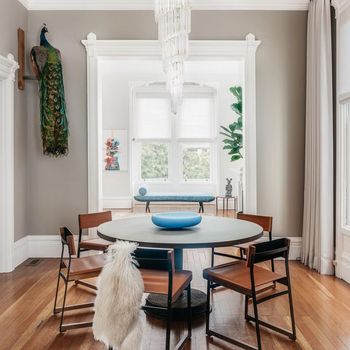 Meja makan dengan warna cat taupe