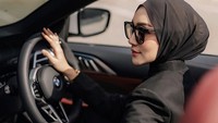 Melody Prima membeli mobil BMW Seri 4 Convertible (G23) berwarna putih. Ia menyebut itu mobil ternyaman. (Foto: dok Instagram melodyprima)