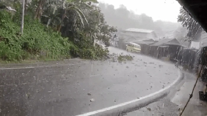 Ngeri! Tiang Listrik Ambruk di Loji Sukabumi, Warga Lari Lihat Kilatan Api