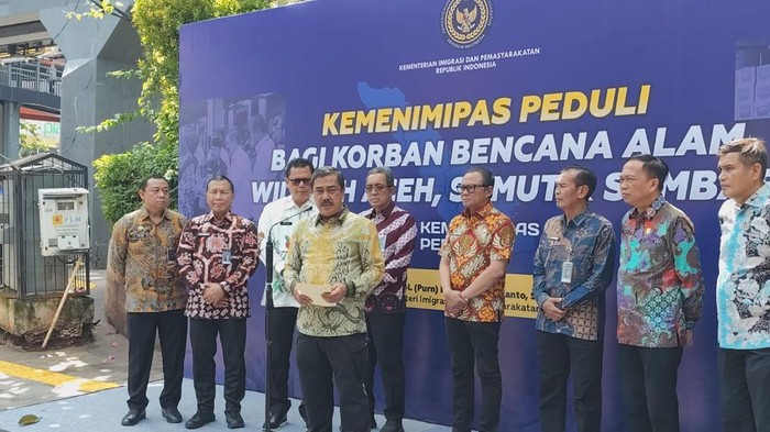 Menteri Imipas Lepas 20 Ton Beras-Kebutuhan Bayi Bantu Korban Bencana Sumatera