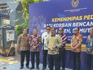 Menteri Imipas Lepas 20 Ton Beras-Kebutuhan Bayi Bantu Korban Bencana Sumatera