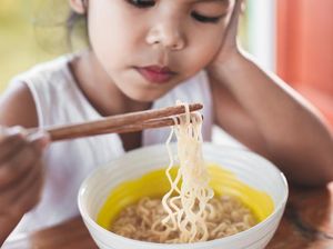 Duh! Nenek Ini Beri Cucu Favorit Mie Gratis, Cucu Lain Bayar