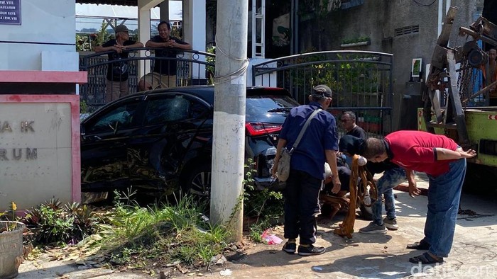 Honda City Tabrak Balai RW di Semarang Barat, 1 Penumpang Tewas