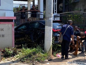 Honda City Tabrak Balai RW di Semarang Barat, 1 Penumpang Tewas
