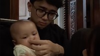 Safeea dan Daffi Nugraha asyik bermain bersama bayi perempuan itu. Ada netizen yang menduga itu adalah cucu dari Mulan Jameela. Akhirnya, Mulan memberikan jawaban, Bukaann (dengan emoji terbahak) Jangan buat asumsi yang bisa mengarah fitnah. Ini anak adopsi aku dan suami. Kami ambil 5 bulan lalu #alhamdulillah. Foto: Instagram @mulanjameela1