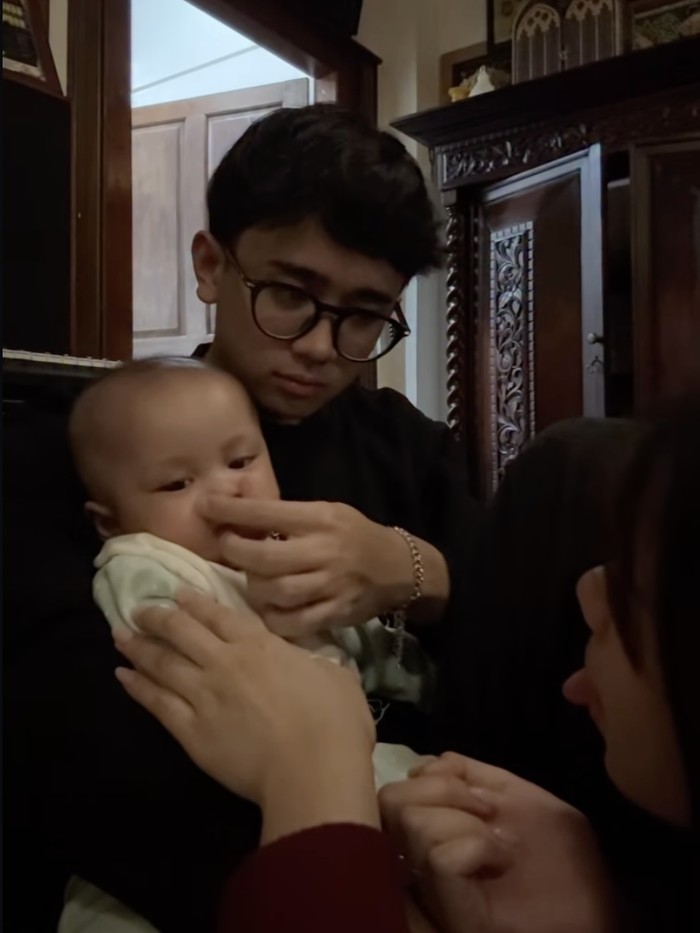 Mulan Jameela dan Ahmad Dhani adopsi anak.