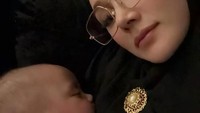 Mulan Jameela menggendong bayi perempuan. Bismillahirrahmanirrahim Belum sempet ganti baju, ada yang minta dieyong.. udah ngantuk Buunn, tulis Mulan Jameela dilihat pada Jumat (5/12/2025). Foto: Instagram @mulanjameela1