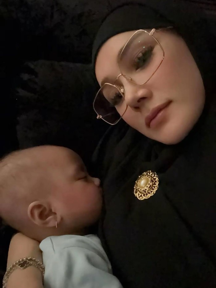 Mulan Jameela dan Ahmad Dhani adopsi anak.