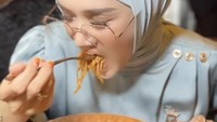 Mulan Jameela tak terlalu pemilih soal makanan. Ia lebih menyukai makanan yang kaya bumbu seperti semangkuk mie yang disantapnya. Foto: Instagram/mulanjameela1