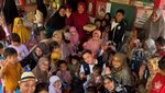 Momen Anak Pengungsian Korban Longsor Sumatera Tidur Pulas di Pangkuan Omesh