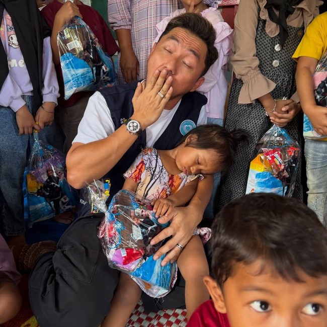 Momen Anak Pengungsian Korban Longsor Sumatera Tidur Pulas di Pangkuan Omesh