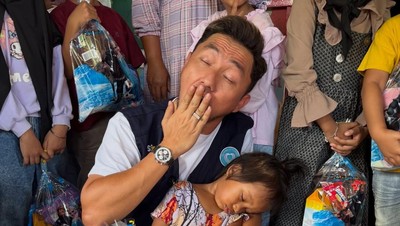 Momen Anak Pengungsian Korban Longsor Sumatera Tidur Pulas di Pangkuan Omesh