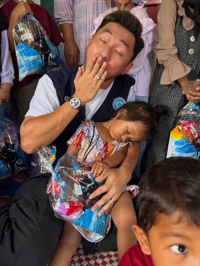 Momen Anak Pengungsian Korban Longsor Sumatera Tidur Pulas di Pangkuan Omesh