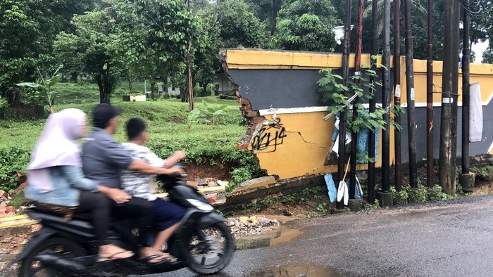 Pagar Bukit Siguntang Palembang yang Roboh Belum Diperbaiki