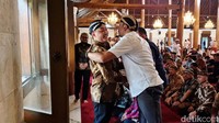 Momen Dua PB XIV Keraton Solo Bertegur Sapa dan Cipika Cipiki di Masjid Agung