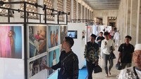 Pengunjung datang untuk melihat pameran foto jurnalistik bertajuk “Haluan Merah Putih”, yang digelar dalam rangka memperingati satu tahun masa pemerintahan Presiden Prabowo Subianto dan Wakil Presiden Gibran Rakabuming Raka.
