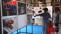 Ratusan karya foto terpajang rapi, menampilkan berbagai momen penting dan program strategis pemerintahan selama satu tahun terakhir, di Selasar Masjid Istiqlal, Jakarta, Jumat (5/12/2025).