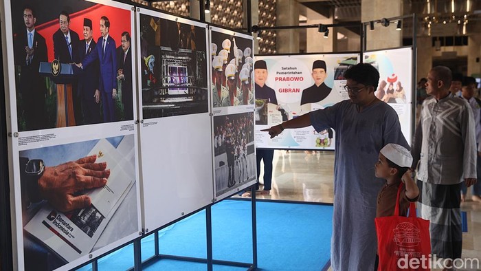 Selasar Masjid Istiqlal, Jakarta, tampak dipadati pengunjung pada Jumat (5/12/2025). Mereka datang untuk melihat pameran foto jurnalistik bertajuk “Haluan Merah Putih”, yang digelar dalam rangka memperingati satu tahun masa pemerintahan Presiden Prabowo Subianto dan Wakil Presiden Gibran Rakabuming Raka.