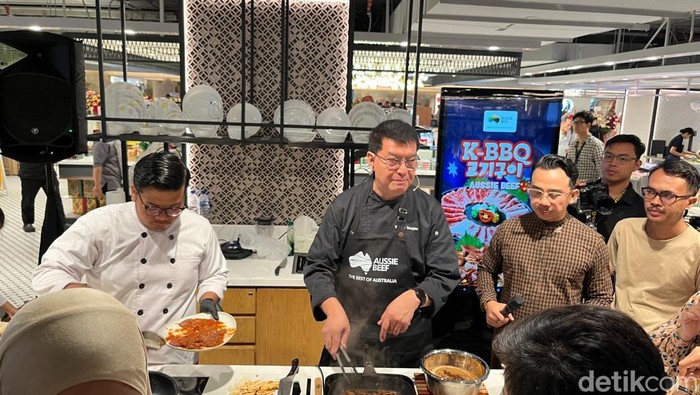 Peluncuran K-BBQ Aussie Beef di TheFoodhall Gourmet Plaza Indonesia melalui cooking demo bersama Chef Vindex Tengker.