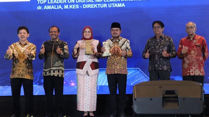 Pemkot Palembang menerima dua penghargaan