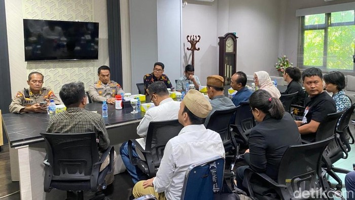 Sejumlah tokoh mengajukan penangguhan penahanan Dera dan Munif ke Polrestabes Semarang, Jumat (5/12/2025).