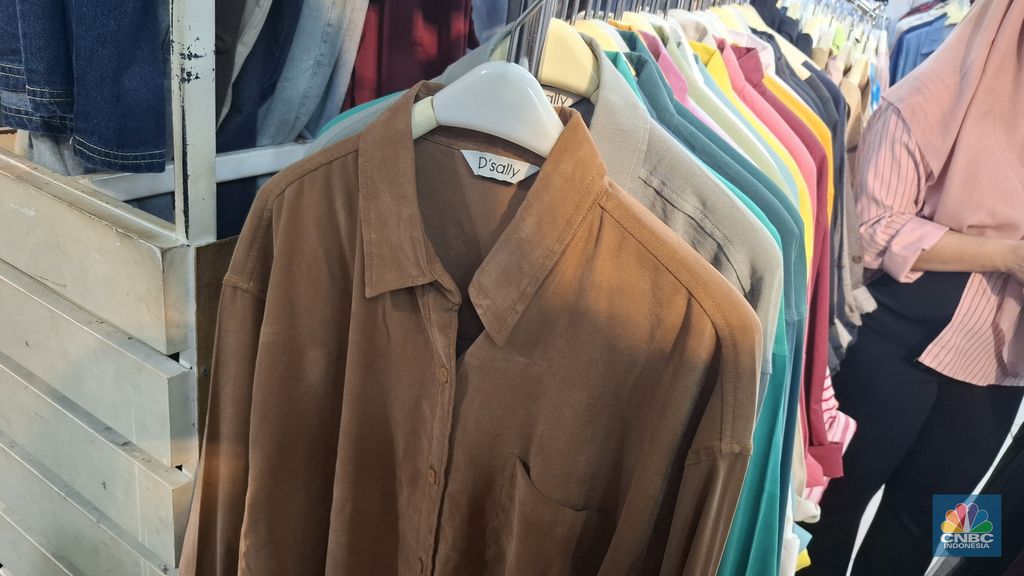Penjualan pakaian white label banyak ditemukan di Pasar Tanah Abang, Jakarta Pusat, Jumat (5/12/2025). (CNBC Indonesia/Chandra Dwi Pranata)