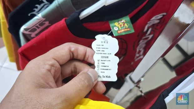 Penjualan pakaian white label banyak ditemukan di Pasar Tanah Abang, Jakarta Pusat, Jumat (5/12/2025). (CNBC Indonesia/Chandra Dwi Pranata)
