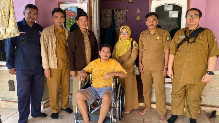 Tumbuhkan Asa Warga, Dinsos Indramayu Salurkan Puluhan Kursi Roda