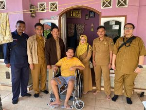 Tumbuhkan Asa Warga, Dinsos Indramayu Salurkan Puluhan Kursi Roda