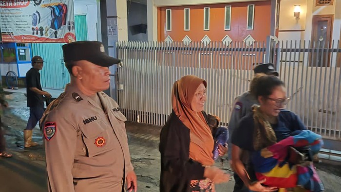 Gerak Cepat Polisi Cimahi Evakuasi Korban Banjir Margaasih