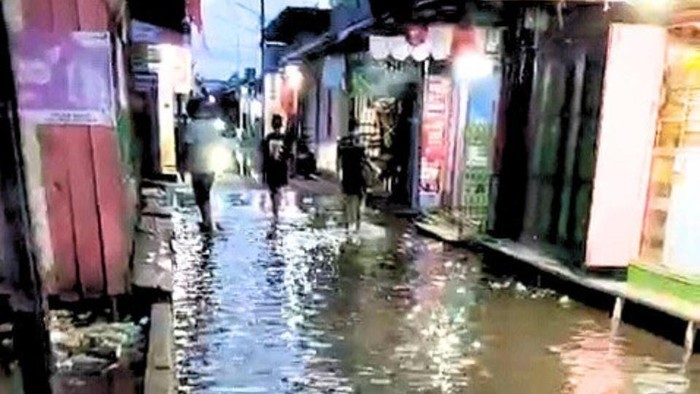 Banjir pesisir atau rob mulai menggenangi sejumlah permukiman warga di Kota Tarakan, Kalimantan Utara. Sebelumnya memang sudah ada peringatan dini soal potensi banjir rob di wilayah tersebut pada 4-9 Desember 2025.