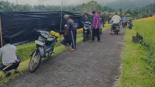Plastik hitam dengan panjang kurang lebih 40 meter dipasang oleh petani sebagai bentuk protes di aliran Subak Jatiluwih, Jumat (5/12/2025). (Istimewa)