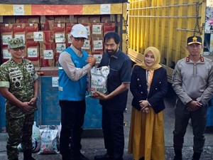 Direksi PLN Turun Langsung Salurkan Bantuan ke Korban Banjir Aceh