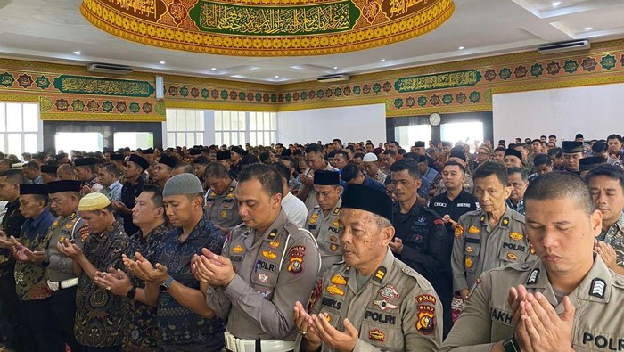 Polda Riau Gelar Salat Gaib Doakan Korban Bencana Sumatera