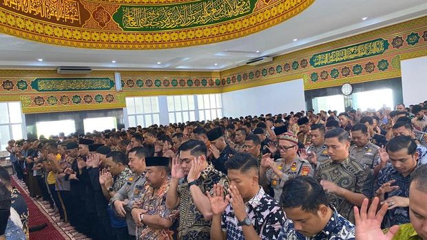 Polda Riau Gelar Salat Gaib untuk Korban Banjir-Longsor