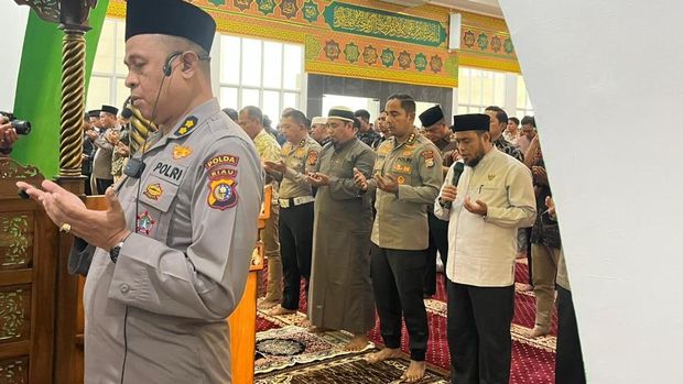 Polda Riau Gelar Salat Gaib untuk Korban Banjir-Longsor
