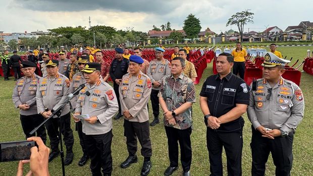 Polda Riau mengirimkan 3.459 alat berupa cangkul hingga sekop membantu pemulihan lokasi terdampak banjir bandang dan longsor di Aceh, Sumbar, dan Sumut. (Mei Amelia/detikcom)