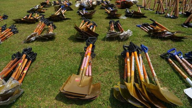 Polda Riau mengirimkan 3.459 alat berupa cangkul hingga sekop membantu pemulihan lokasi terdampak banjir bandang dan longsor di Aceh, Sumbar, dan Sumut. (Mei Amelia/detikcom)