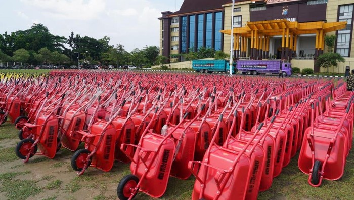 Polda Riau Kirim Ribuan Cangkul-Sekop untuk Pemulihan Pascabencana Sumatera