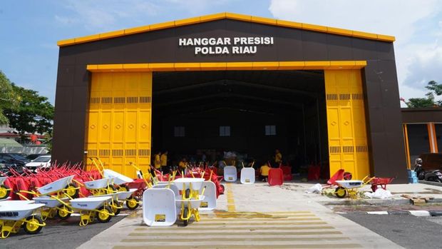 Polda Riau mengirimkan 3.459 alat berupa cangkul hingga sekop membantu pemulihan lokasi terdampak banjir bandang dan longsor di Aceh, Sumbar, dan Sumut. (Mei Amelia/detikcom)