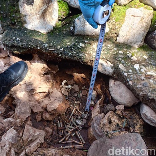 Polisi melakukan olah TKP di lokasi penemuan 29 butir amunisi di Jalan Ikan Karpel, Kelurahan Nonohonis, Kecamatan Kota Soe, TTS, NTT, Kamis (4/12/2025).