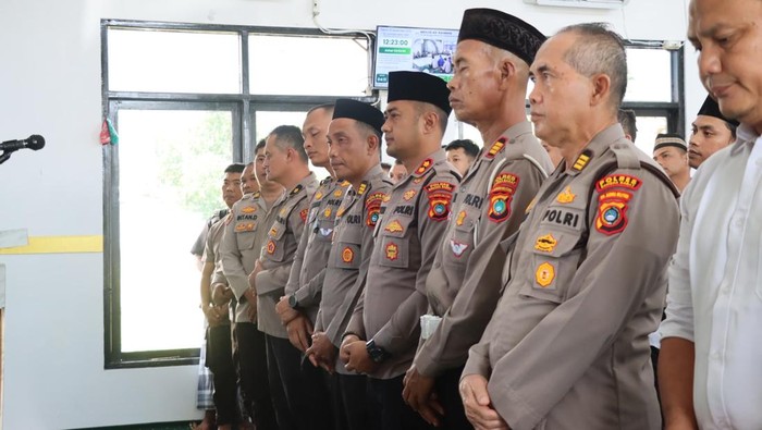 Polres Babar Gelar Salat Gaib untuk Korban Bencana Sumatera dan Erupsi Semeru