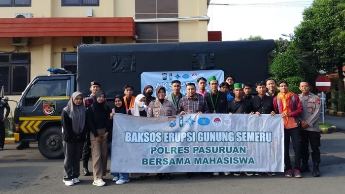 Polres Pasuruan-Mahasiswa Salurkan Bantuan untuk Korban Erupsi Semeru