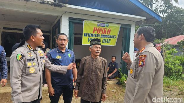Posko Kesehatan Polda Riau di Jorong Sabarang Aia, Palembayan, yang terisolir banjir. Kabid Dokkes Polda Riau Kombes Wahono Edi datang mengecek kondisi kesehatan para warga terdampak bencana, Jumat (5/12/2025).