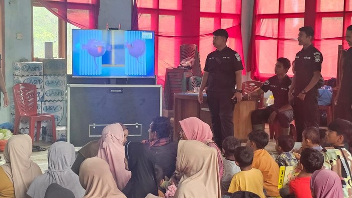 Layar Monitor yang Membawa Kebahagiaan Warga Terisolir Bencana Agam