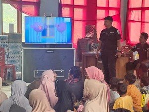 Layar Monitor yang Membawa Kebahagiaan Warga Terisolir Bencana Agam