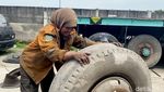 Potret Ketangguhan Ibu Aisyah yang Bekerja Menambal Ban Truk